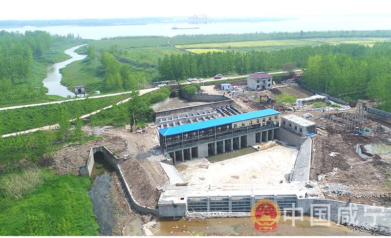 16日,嘉鱼县簰洲湾镇后垸泵站,工人们正在忙碌.
